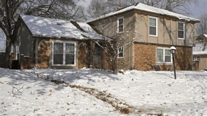 4 Men Who Were Close to Katy Saunders Before Song Joong Ki's