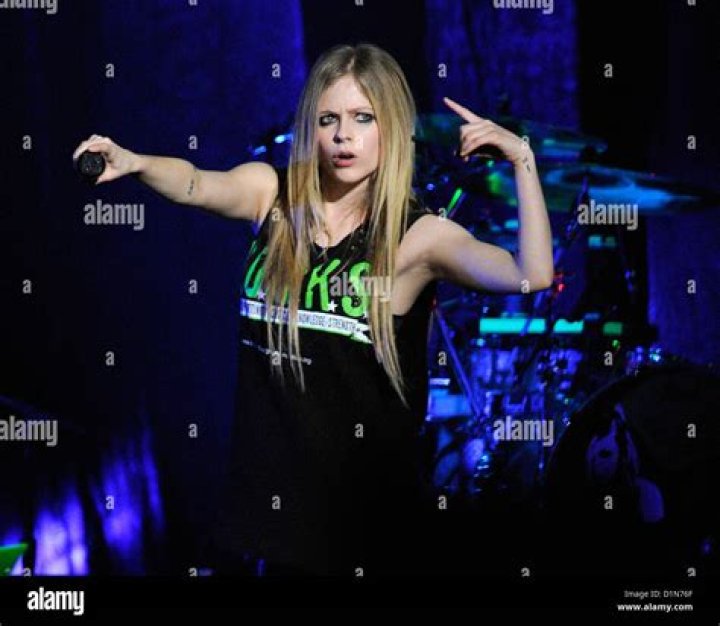 Avril Lavigne 'is not pregnant' source reveals after pictures appeared