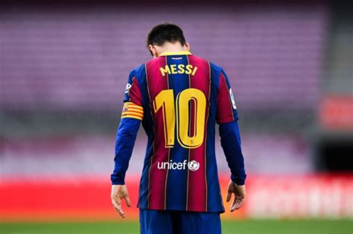 Lionel Messi returns to Barcelona with family, fans can&rsquo;t stay calm